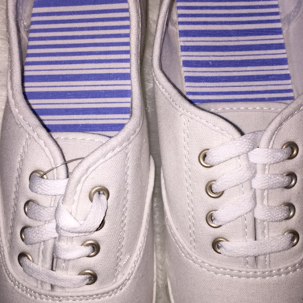 (One Left) White Casual Sneakers (New) - Picture 3 of 3